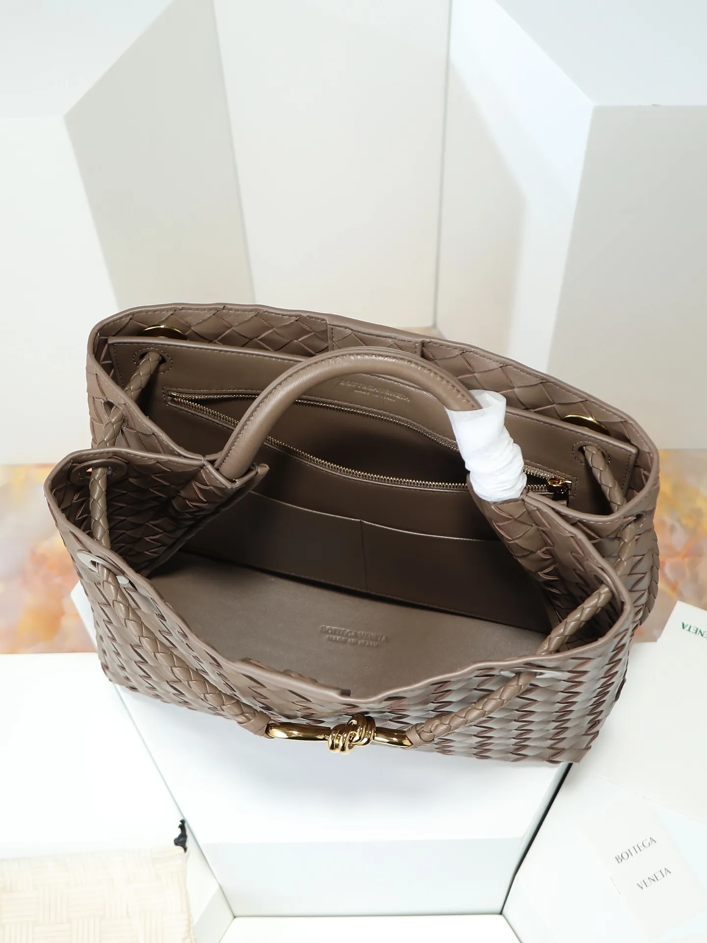 1550. Andiamo is shipping‼ ️Really popular🔥The new Andiamo woven handbag launched by Bottega Veneta this season is really popular all over the world! ! Celebrities at home and abroad have worn it, and Oscar-winning actress Michelle Yeoh has taken it out on the street. Song Jia, Trai Yala, Yu Feihong, Sanji Ayaka, Rosie Hunting-Whiteley, Yoshioka Riho, etc. have all worn this bag. It is classic and versatile and shows off your temperament, and the bag capacity is also large, which is very convenient for daily commuting! ! A variety of carrying methods, the shoulder straps can be adjusted by yourself, the original lambskin feels soft and delicate, and the unisex style breaks gender boundaries and brings a more practical and longer-lasting use experience. Andiamo, which has both elegant and casual styles, perfectly interprets the true appearance of "fashionable old money style". Style number: 766016 Size: 32*24*12